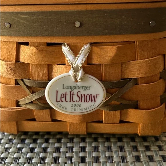LAST CHANCE *Vintage LONGABERGER Christmas Basket w/ wood lid. - Picture 2 of 8